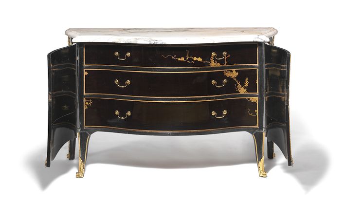 John Cobb, attributed: A George III bombe commode. c. 1765-70. H. 93 cm. Estimate: DKK 1.5 mill. / € 200,000