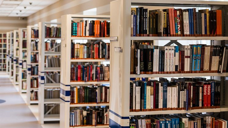 Stakbogladen har de studiebøger du skal bruge.