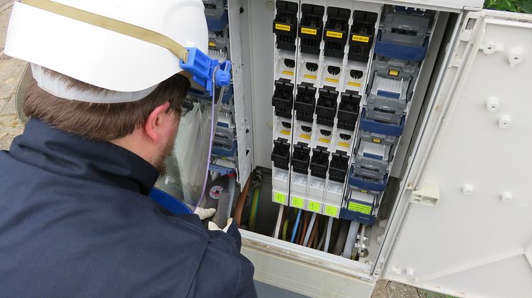 SH Netz Kollege Magnus Moldenhauer vor einem neuen Kabelverteilerschrank. (Bildquelle: SH Netz)