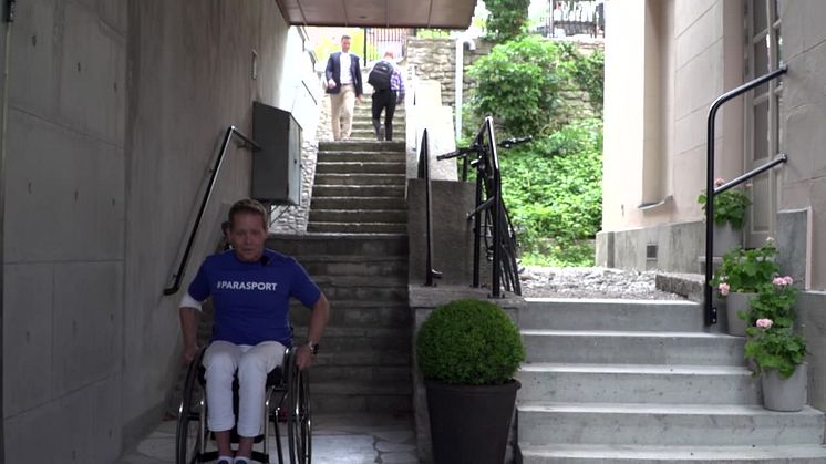 Peter Ojala undersöker tillgängligheten under Almedalsveckan