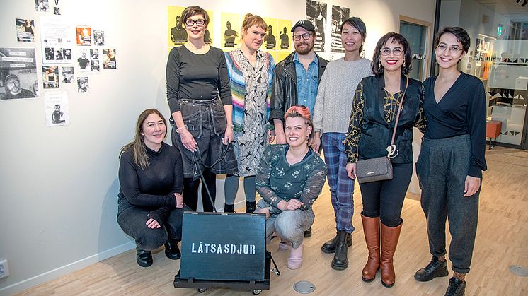 Konstnärernas undersökning av kollisioner, försoningar och ifrågasättanden av olika perspektiv finns att se fram till 27 november på Kulturhuset Bergsjön.