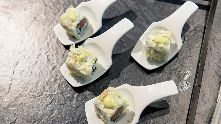 Mongkol Patproms "Chef's Masterpiece", zubereitet vor den Augen der Jury, war eine perfekt zubereitete Inside-Out-Roll mit norwegischem Lachs, jungem grünen Reis knusprig frittiert und einer raffinierten Miso-Honig-Sauce. 