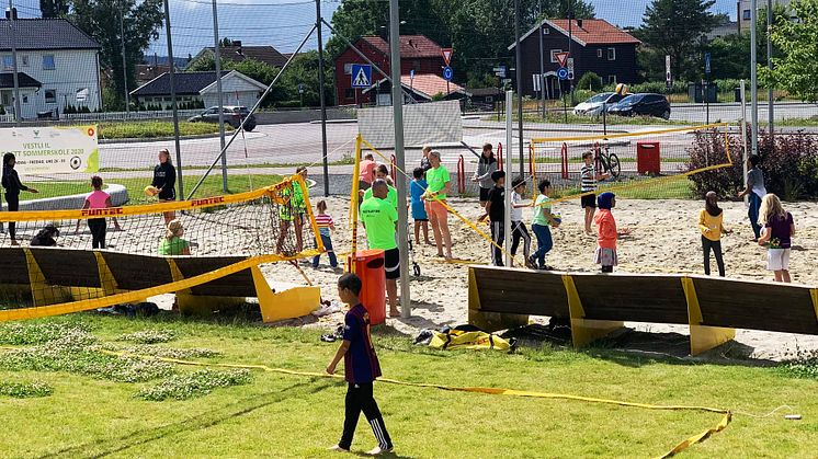 Sandvolleyball i Fossumparken med Vestli IL var en av aktivitetene i sommer. 