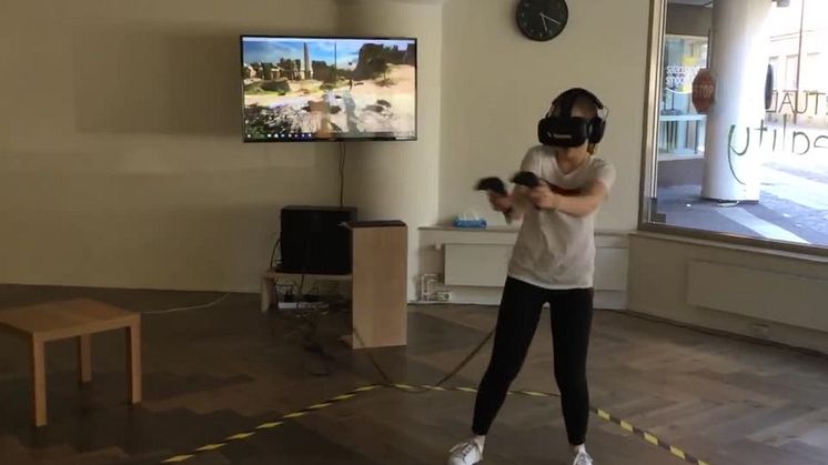 Mor och dotter skjuter monster i Virtual Reality