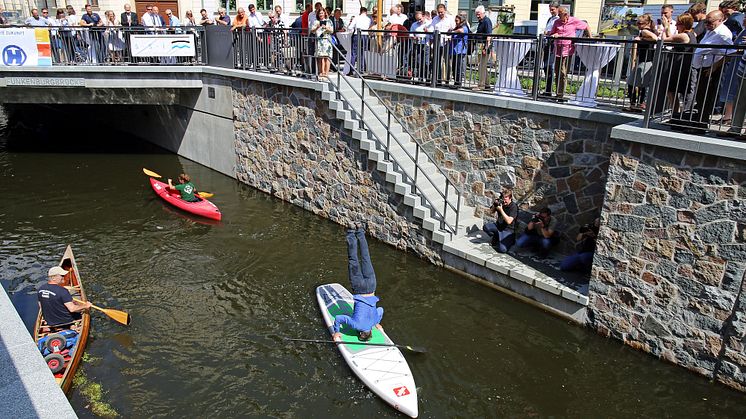 Jan Benzien mit einem Handstand auf dem Stand-Up-Paddle