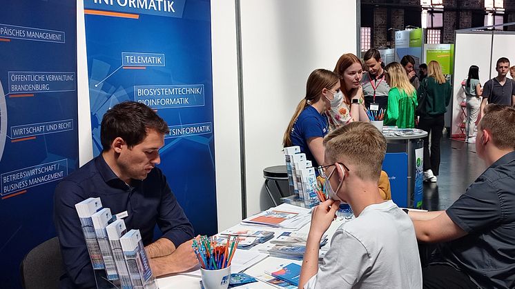 Am 18. Februar 2023 können sich Schülerinnen und Schüler von 10 bis 16 Uhr auf der Karrieremesse Stuzubi über Studien- und Ausbildungsangebote in Berlin und Brandenburg informieren – auch die TH Wildau ist mit einem Stand vertreten. (Bild: TH Wildau)