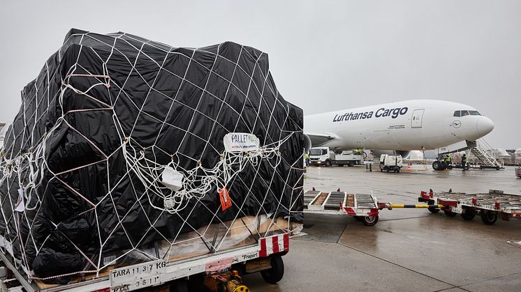 Weniger ist mehr – als erste Airline setzt Lufthansa Cargo konsequent auf leichte Transportnetze für Frachtpaletten