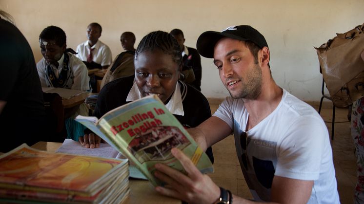 Måns och flicka i Kenya