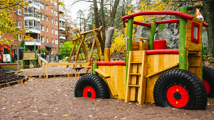Lekparken har blivit större, fått en del nya lekredskap men vi har också renoverat delar av den gamla lekutrustningen.