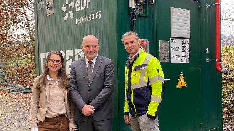 Inbetriebnahme Batteriespeicher Tanne Kunststofftechnik (v.l.: Rebekka Schuster (EDF RE), Martin Tanne (Tanne), Jörgen Klammer (EDF RE))