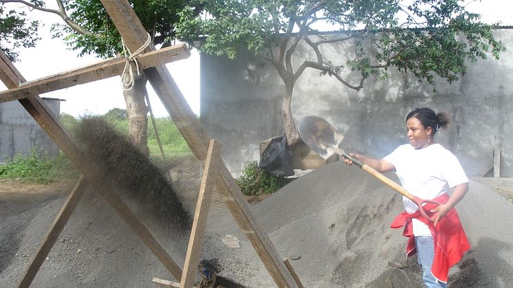 Birmania Lopez i Nicaragua deltar i bostadsbygge i ett annat kooperativ. 