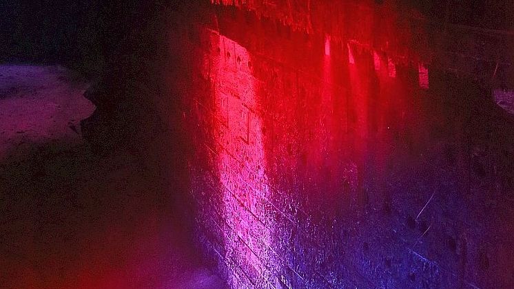 Vor dem Wrack der Titanic liegt eine "Meduse", ein U-Boot, das Licht auf den Meeresgrund bringt