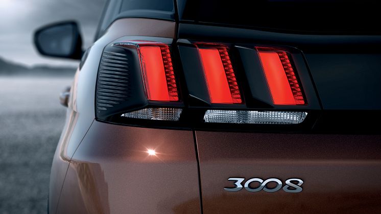 Första bilderna på Peugeots nya SUV 3008