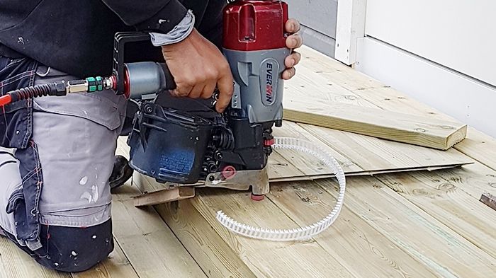 Everwin beltespikerpistol med Scrail for terrasse til effektiv skyting av terrassebord.
