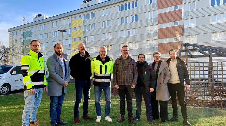 Bildtext: Med vid kontraktsskrivningen var Brahma Lilja, Serneke, Tony Georgiou, Eidar, Christer Larsson, Serneke, Mats Pettersson, Serneke, Urban Blom, Eidar, Abdo Moussaoui, Eidar, Eleonor Olofsson, Eidar och Christoffer Sundin, Serneke.