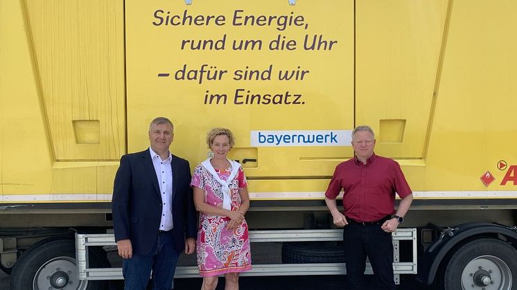 Die Bayernwerk Netz hat am Donnerstag, 22.06.2023 den Netzausbau in der Region Unterschleißheim vorgestellt. Von links: Leiter Kundencenter Unterschleißheim Giovanni D'Annibale, Leiterin Kommunalmanagement Oberbayern Silke Mall,  Leiter Grundsatz- & 