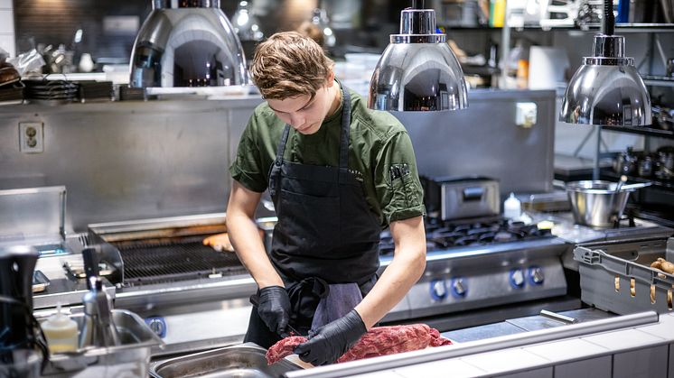 Timon Lundström började jobba på Bryggargatan redan innan han tog studenten.