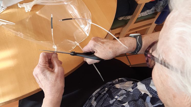 Boende på Förenade Care Vigavägen i full gång med tillverkning av skyddsglasögon med visir.