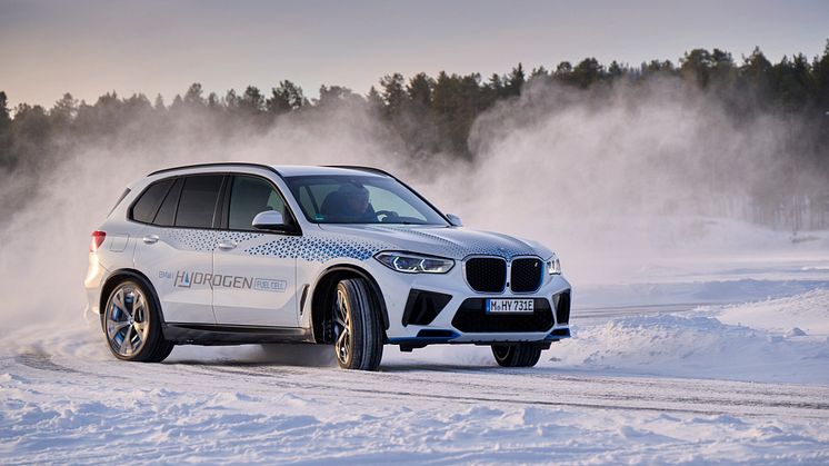 P90453449_lowRes_bmw-ix5-hydrogen-win.jpg