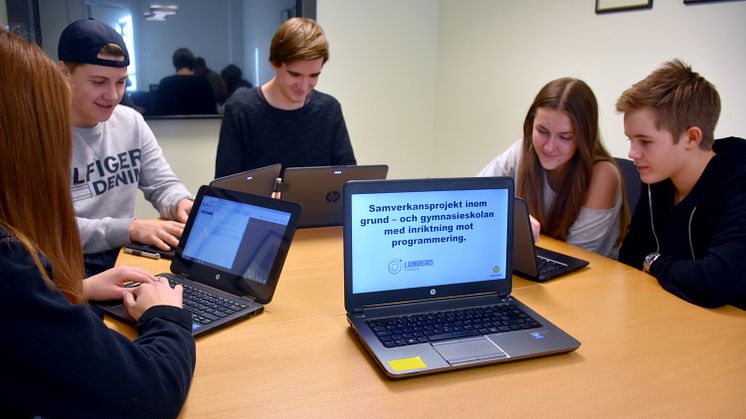 Elever som deltar i programmeringsprojektet.