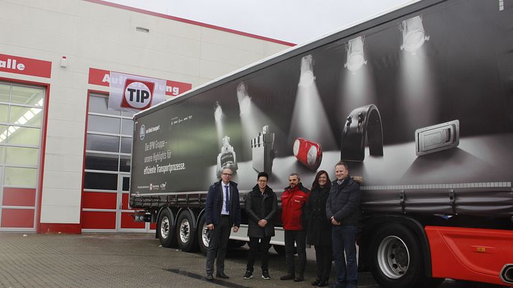 In der TIP Trailer Services Niederlassung in Eppertshausen wurde der erste BPW Movin' Star übergeben. v.l.: Eike Kreuschmer (BPW), Win-Wa Ly, Rudi Scheitler (beide Spedition Bork), Iris Tomei (TIP Trailer Services) und Steffen Bork (Spedition Bork)