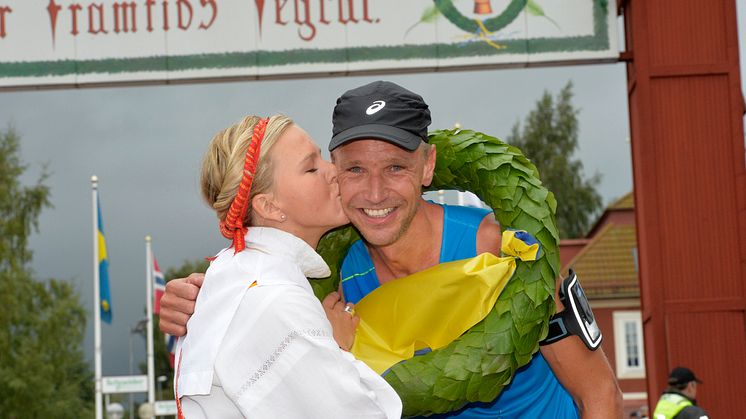Jonas Buud vann UltraVasan 2014. Kranskulla Lisa Englund.