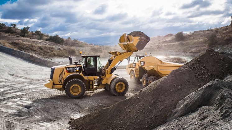 Cat 972M XE hybridhjullastare och Cat 730C dumper - höjd skopa