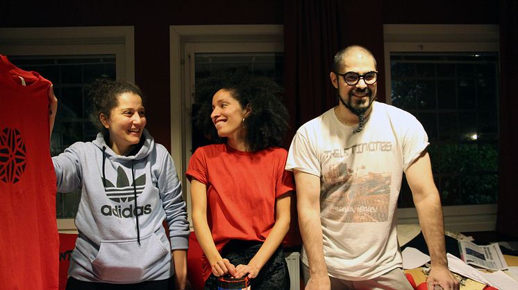 På bilden ses Jassmin Elsaadi, projektassistent, Mireya Monserrat Escanilla, pedagog och José David Hildebrand, konstnärlig ledare har köpt in digital utrustning till projektet tack vare BFF.