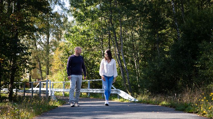 Daniel Johansson, Managing Director at Fagerhults Belysning, on a walk with his mentor Agnesa Selmani, Group leader at IKEA.