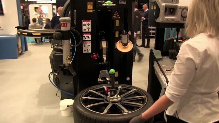 KGK demonstrerar däckomläggare Beissbarth MS 900 på Automässan 2017