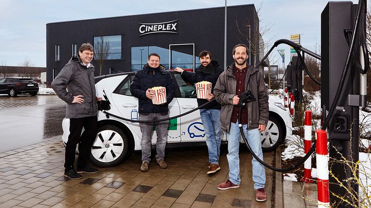 Zur Einweihung der neuen Ladesäule trafen sich Meitingens Bürgermeister Dr. Michael Higl, Michael Smischek, LEW Kommunalbetreuer, Manuel Holzmann, Asset Manager E-Mobility bei LEW und Geschäftsführer der KinoGruppeRusch Alexander Rusch (v.l.n.r).