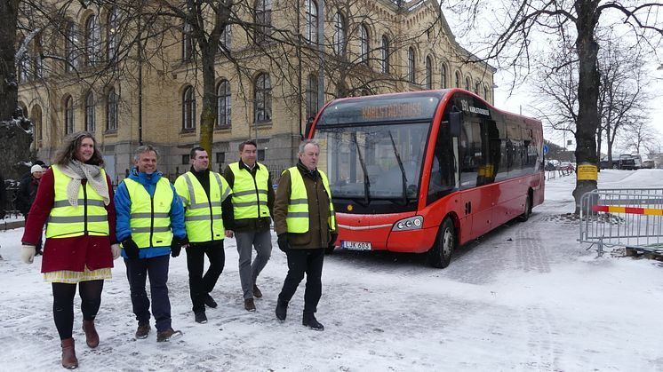 Representanter för den politiska majoriteten i Karlstads kommun guidade en elbuss genom korsningen Tingvallagatan/Östra Torggatan som nu öppnas upp för nya snabbusslinjen.