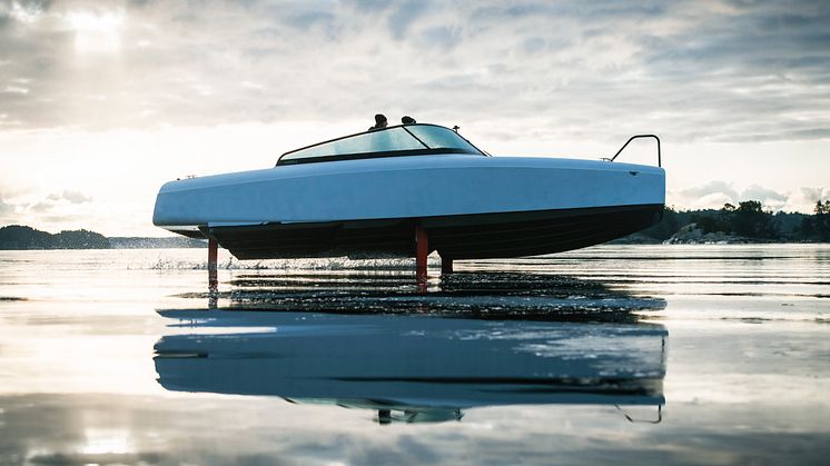 Flying at 20 knots, the Candela C-8 uses 80% less energy than conventional boats.