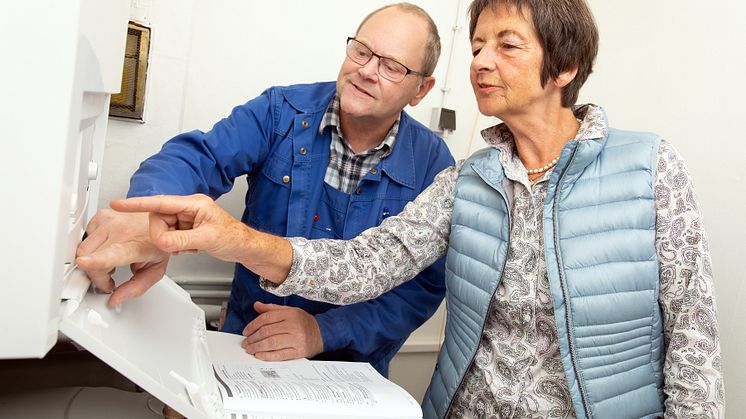 Fachhandwerker erklärt Modernisiererin neue Gasheizung
