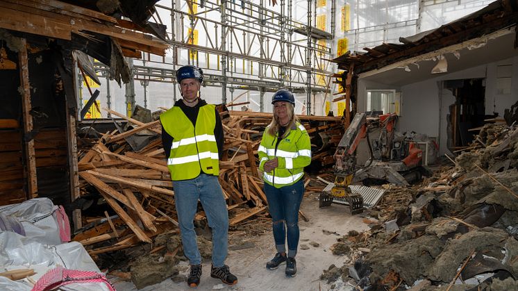 Projektledare Jonas Malm och arbetsledare Paulina Hytönen på vindsvåningen som rivs för att ge plats för två nya våningar med stomme och bjälklag i trä ovanpå existerande byggnad. Bild: Lars-Olof Tandberg
