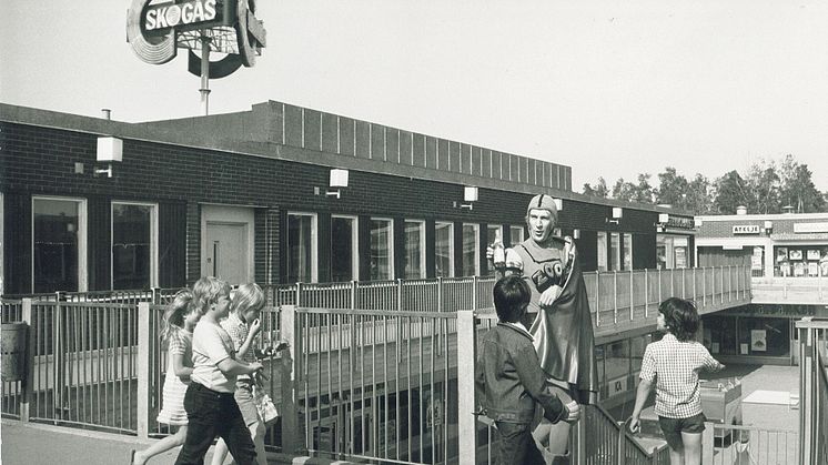 Kapten Zoom (Anders Linder) utanför Skogåsbibliotek. 1970-tal