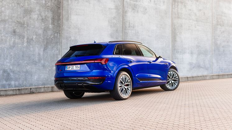 Audi Q8 e-tron (Ultrablå metallak)
