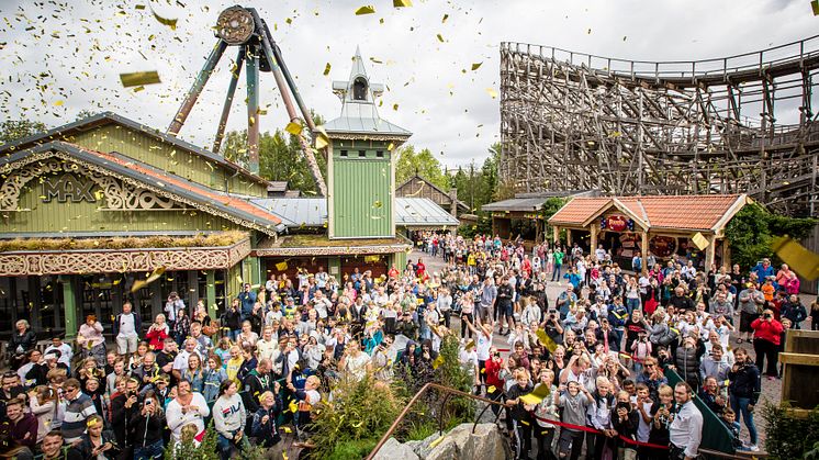 Många förväntansfulla gäster samlades vid entrén till Valkyria