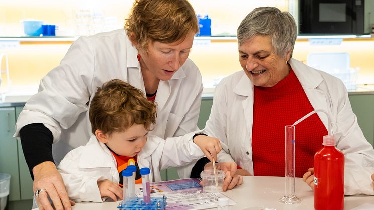 Alla som är nyfikna på Curiosum, Umeå universitets forskare och gillar att experimentera är välkomna till den tredje av fyra alldeles speciella festliga helger på Curiosum vid Umeå universitet. Foto: Eric Libby