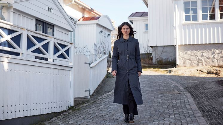 Matcha höstens dressade outfits med stilrena och funktionella kappor från Didriksons 