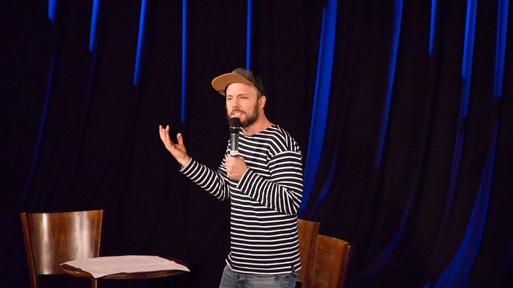 Auftritt von Nils Straatmann (Gewinner der deutschsprachigen Poetry-Slam-Meisterschaften 2013)