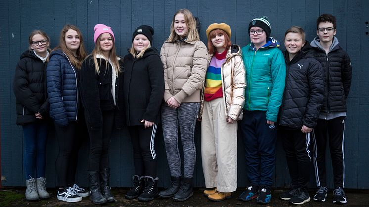 Det är nio teaterelever från Unga Västanå som kommer att stå på scenen i Vargskogen. Från vänster: Nea Staxhammar, Moa Nilsson Jahr, Indra Frorell Jonsson, Molly Hagelin, Nova Karlsson, Freja Larsson, Oisín Högfeldt, Albin Stodne, Arwin Strandberg.