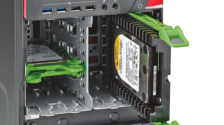 CELSIUS M740 Cold Plug Access