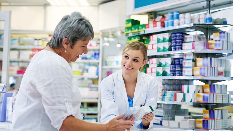 Die Apotheke ist ein kompetenter Ansprechpartner, den man bei Fragen zu Neben- und Wechselwirkungen auch spontan aufsuchen kann. / Bild: iStock 659965216