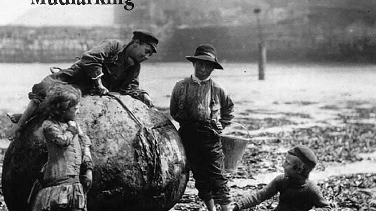 ”Mudlarking” är första singeln från West of Edens kommande historiska tema-album ”Whitechapel”