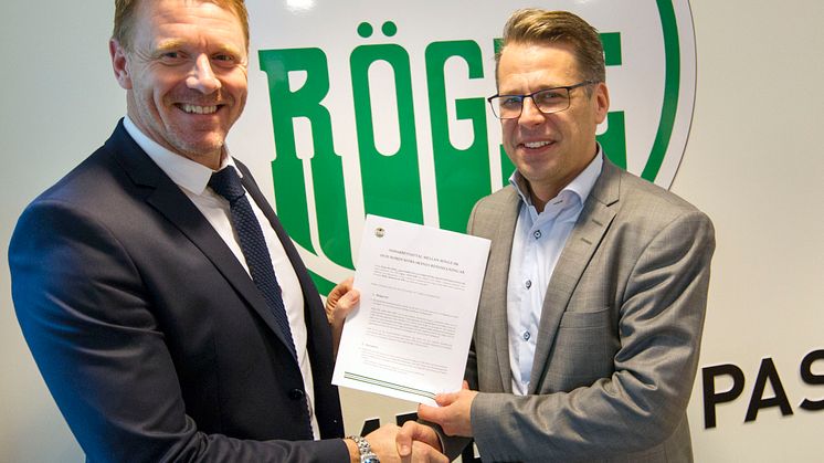 Rögles klubbdirektör Marcus Thuresson och NSR:s vd Kim Olsson med hållbarhetsavtalet.