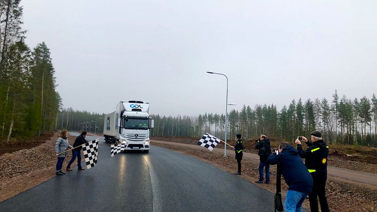 Kommunalråd Frida Pettersson (C), Henrik Lander (C) ordförande i teknik- och fastighetsnämnden och kommunens projektledare Emma Rönnbäck vevar målgångsflaggor på invigningen av Bråtebäckens industriområde.