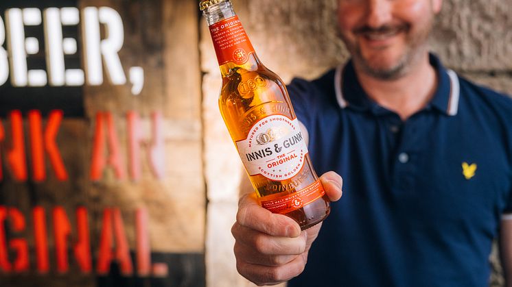 Innis & Gunn byter design – bryggeriets ikoniska genomskinliga flaska är tillbaka.