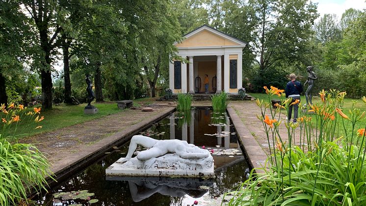 Sagolika Sunnes guideapp har flera nyheter i år. En slinga ger vägledning om skulpturerna i Rottneros park.