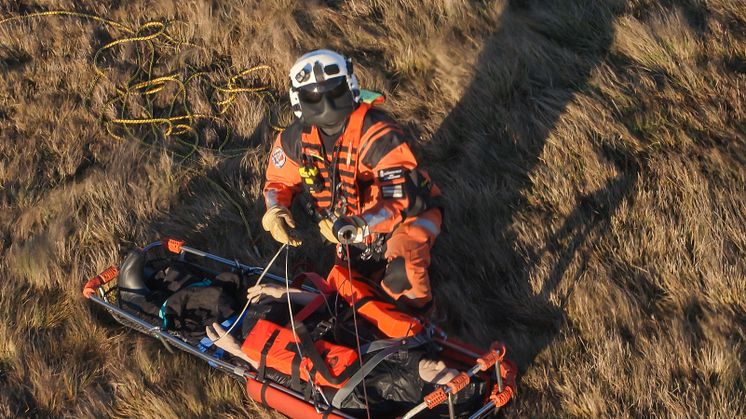 SAR_Helikopter_Foto Klas Sjöberg-med docka.jpg